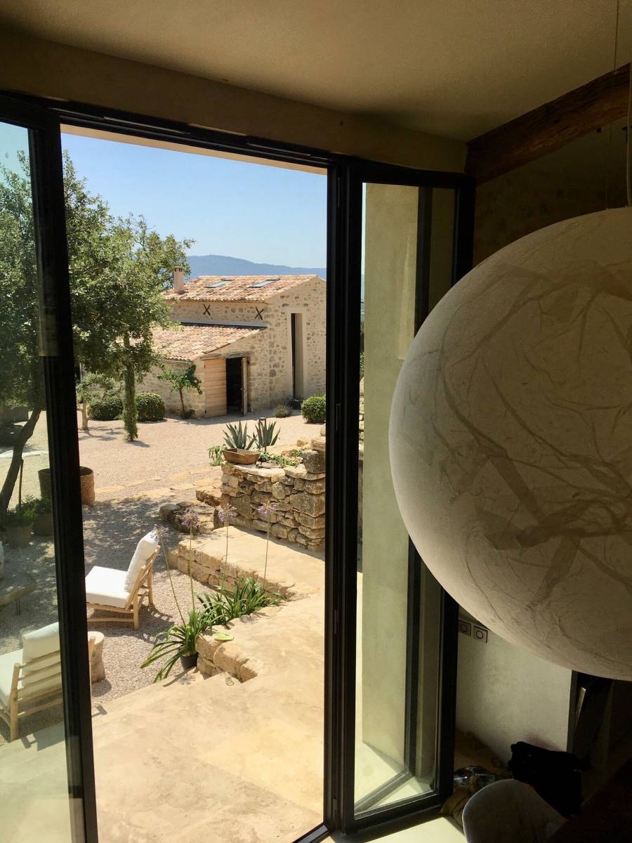 Thermolaquage d'une baie vitrée de grande dimension avec peinture granitée dans le Luberon