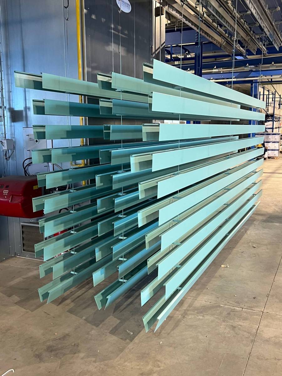 Thermolaquage de profilé aluminium pour la façade d'un commerce à Manosque