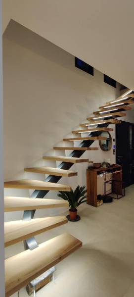 Thermolaquage d'un escalier contemporain conçu par une ferronnerie à Viens
