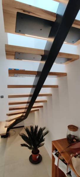 Thermolaquage d'un escalier contemporain conçu par une ferronnerie à Viens