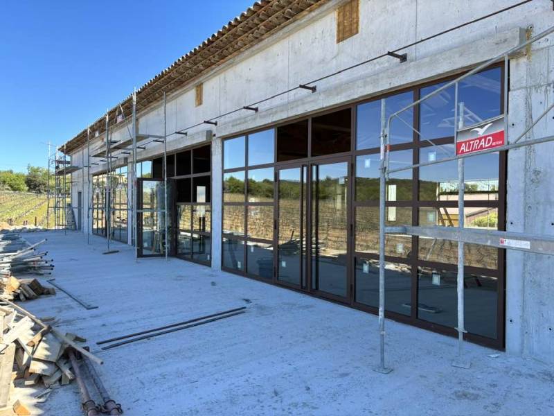 Thermolaquage de baies en acier grandes dimensions dans un domaine à Pierrevert