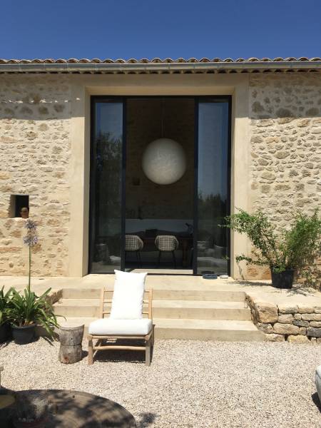 Thermolaquage d'une baie vitrée de grande dimension avec peinture granitée dans le Luberon