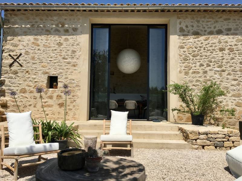 Thermolaquage d'une baie vitrée de grande dimension avec peinture granitée dans le Luberon