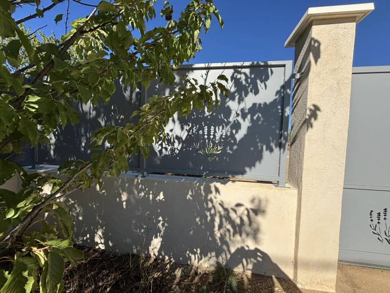 traitement de surface et finition par thermolaquage pour des palissades chez un particulier proche de Pertuis.