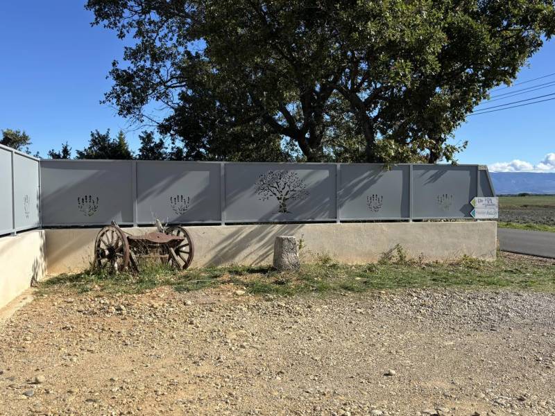 traitement de surface et finition par thermolaquage pour des palissades chez un particulier proche de Pertuis.