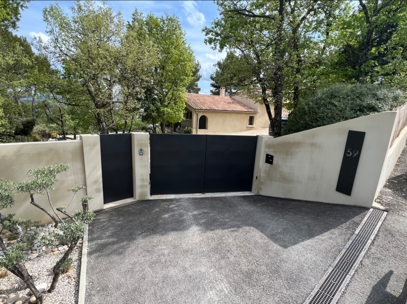 Thermolaquage noir d'un portail et portillon à Volx (04)