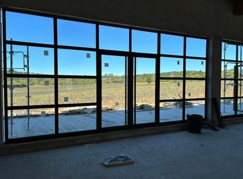 Thermolaquage de baies en acier grandes dimensions dans un domaine à Pierrevert