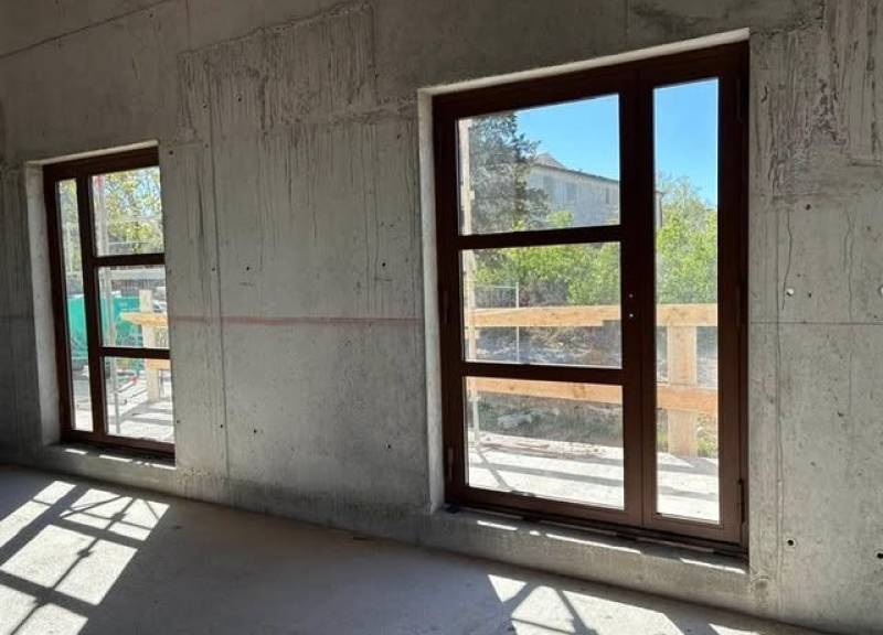 Thermolaquage de baies en acier grandes dimensions dans un domaine à Pierrevert