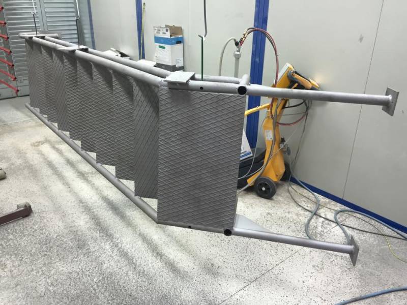 Rénovation et thermolaquage d'escaliers extérieurs pour une entreprise à Apt