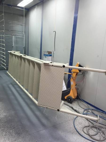 Rénovation et thermolaquage d'escaliers extérieurs pour une entreprise à Apt